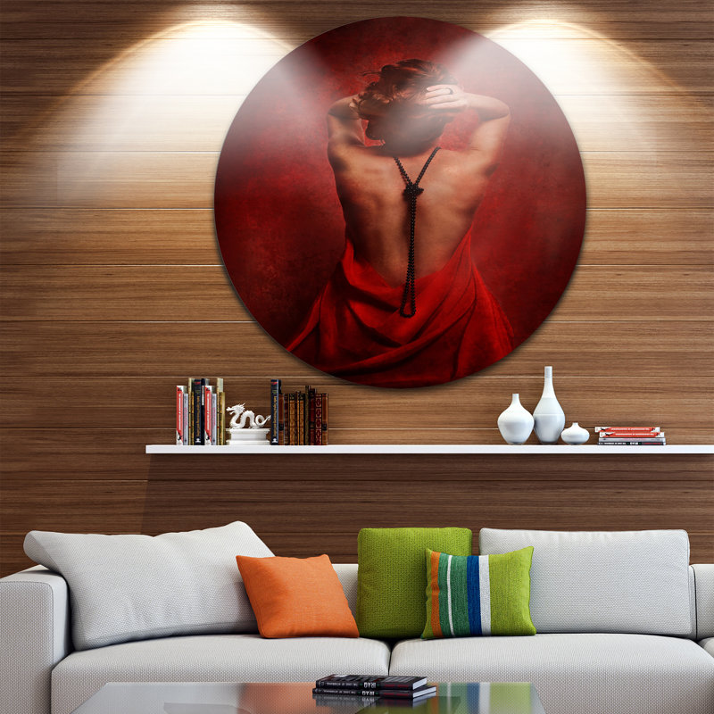 « femme en rouge », impression sur métal, H 38 po x l 38 po x P 1 po