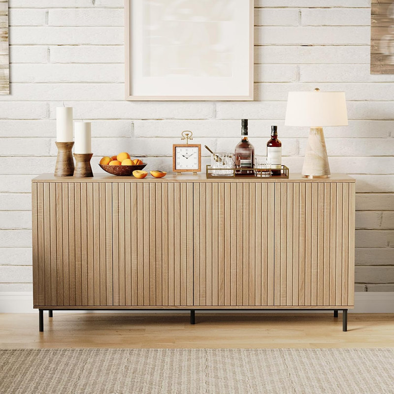 Buffet de style buffet cannelé 63 po avec 4 portes cannelées, pieds en métal et tablettes réglables, console de buffet pour la cuisine, le vestibule et le salon