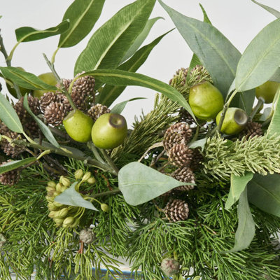 Arrangement d'illusion d'eau hivernale de cèdre, d'eucalyptus et de mini-pomme de pin réaliste