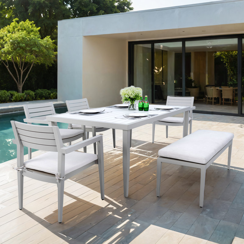 Ensemble de salle à manger 6 pièces en aluminium pour patio - 4 chaises, 1 banc avec coussins Sunbrella et table rectangulaire bicolore avec trou pour parasol, blanc mat et grisâtre