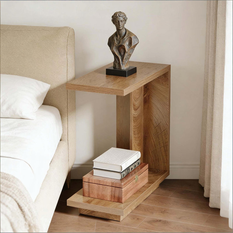 Table de chevet en C avec design à lattes