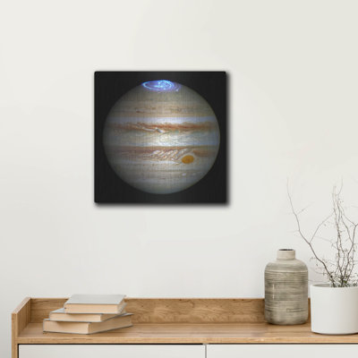 «Hubble Captures Vivid Auroras In Jupiters Atmosphere» par la NASA, art mural en métal, 12 po x 12 po