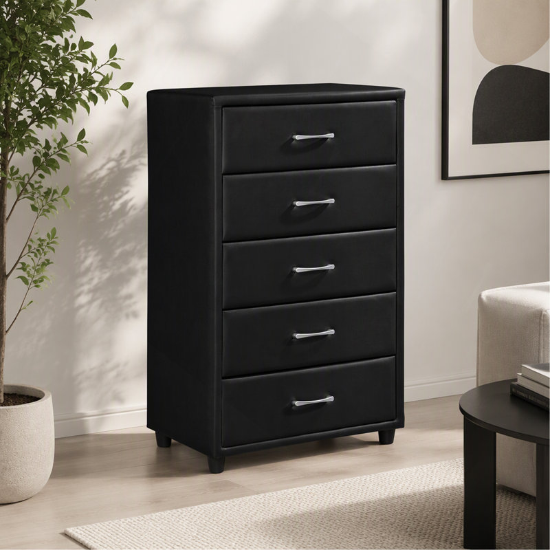 Commode à 5 tiroirs revêtue de similicuir avec poignées argentées, style contemporain, couleur noire.