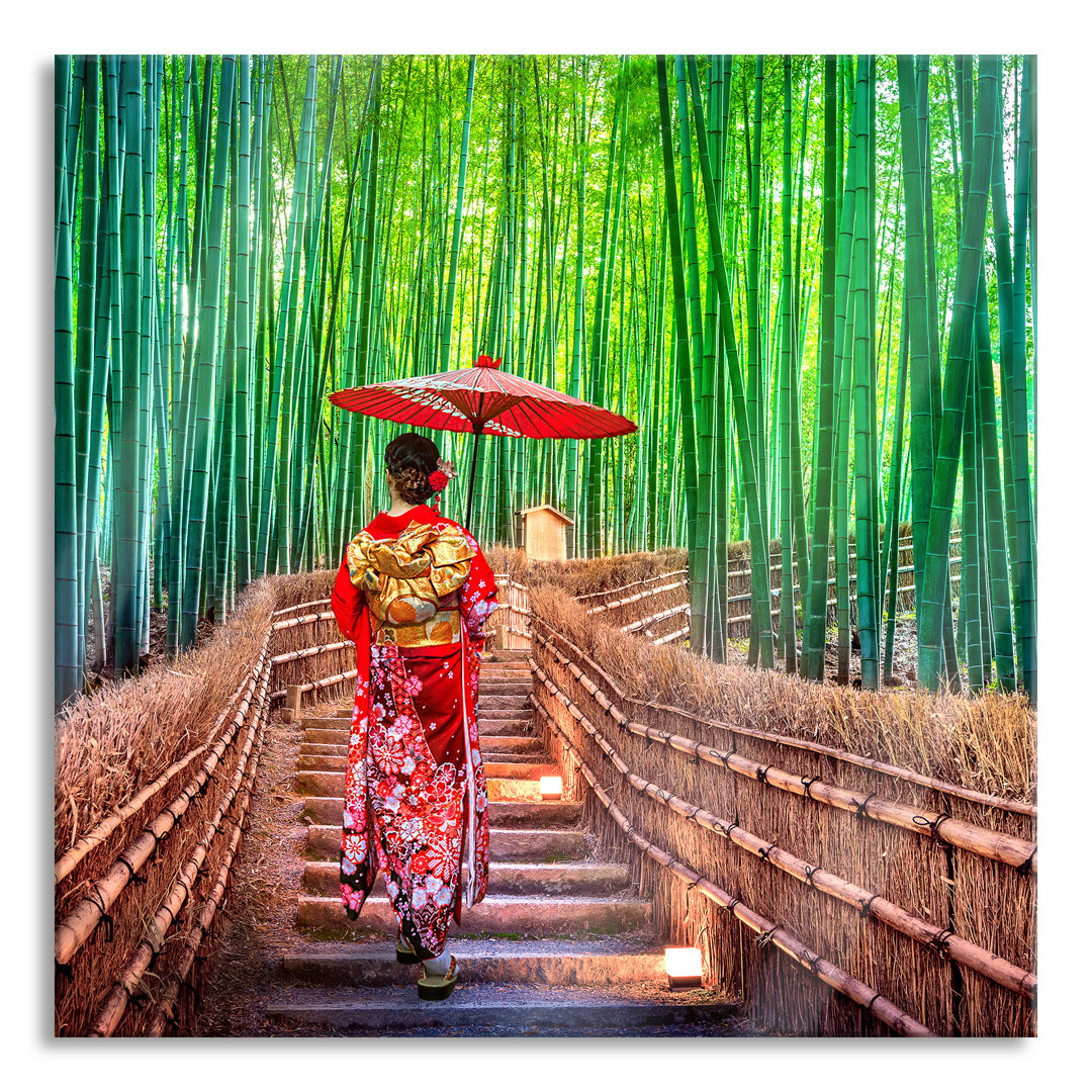 Glasbild Frau im japanischen Kimono im Bambuswald