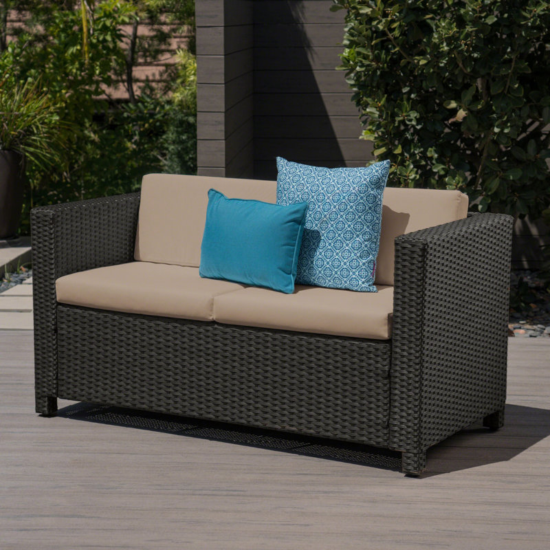 Causeuse en osier de polyéthylène durable avec coussins résistants à l'eau pour une détente en plein air et une assise confortable