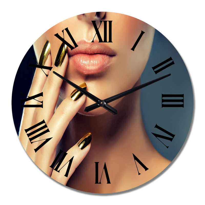 Modèle féminin avec maquillage doré et clous noirs - Horloge murale glamour, Grand