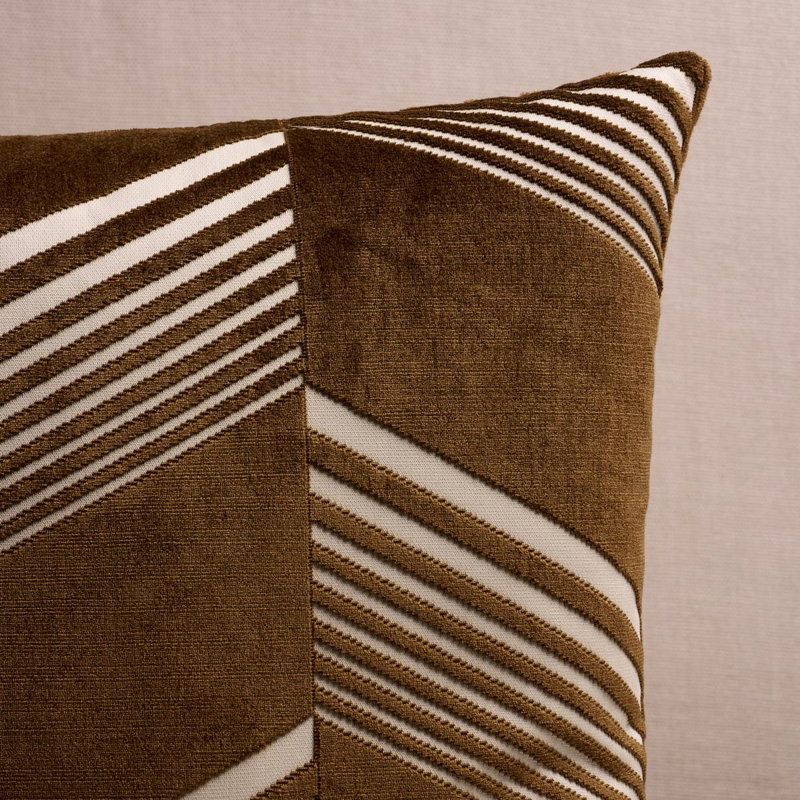 Coussin en velours Schumacher X Victor Glemaud, Brun, H 18 po x l 18 po