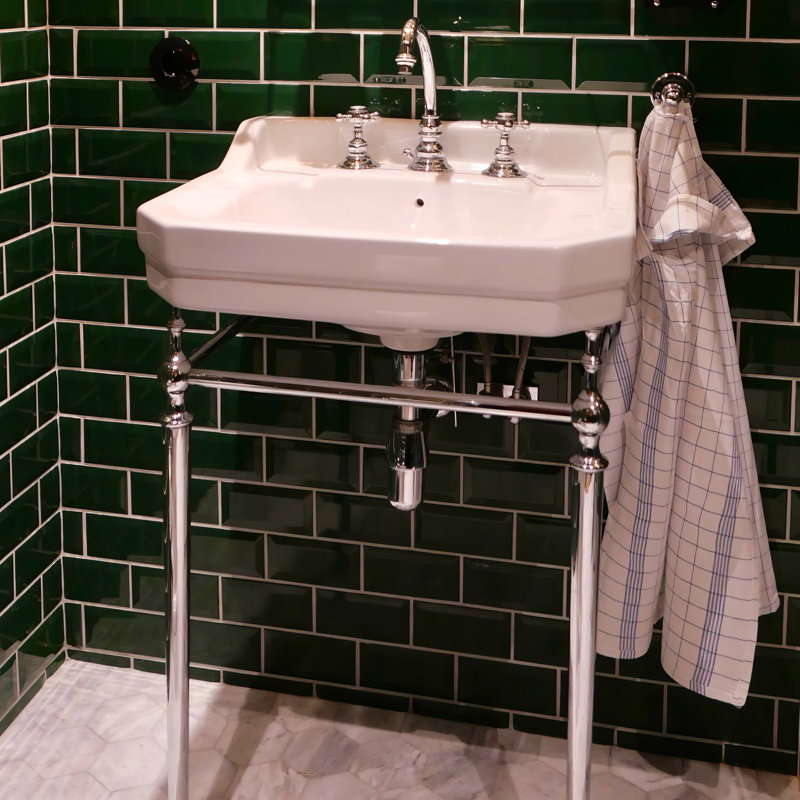 Console Whitehaus de 24 po avec bol rectangulaire intégré, repose-pieds en laiton et barre à serviettes latérale