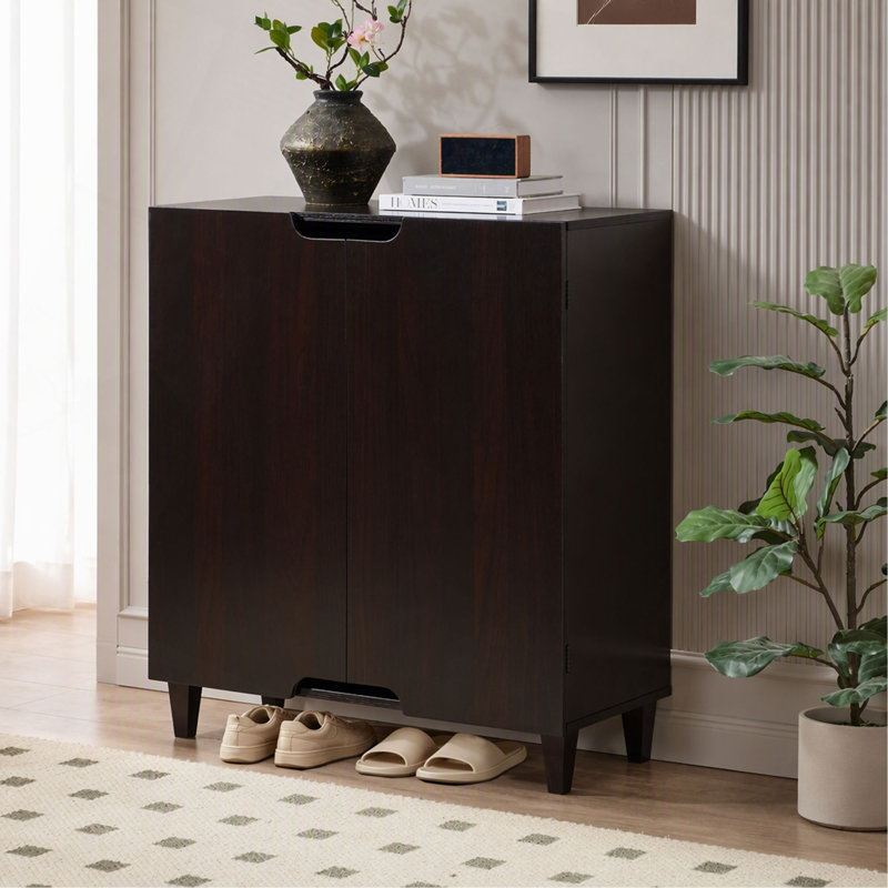 Armoire console à deux portes pour le rangement des chaussures avec poignées découpées ventilées, pieds fuselés, charnières en métal et quatre tablettes
