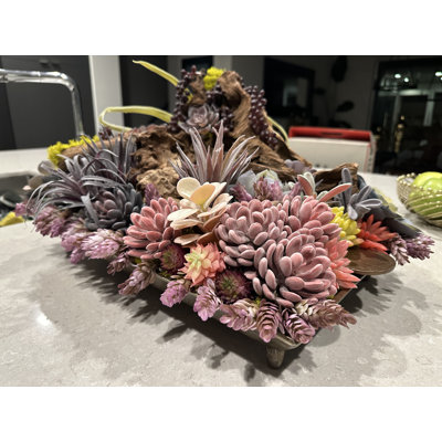 Conception succulente sur un vase rectangulaire en métal doré | Arrangement floral succulent et floral
