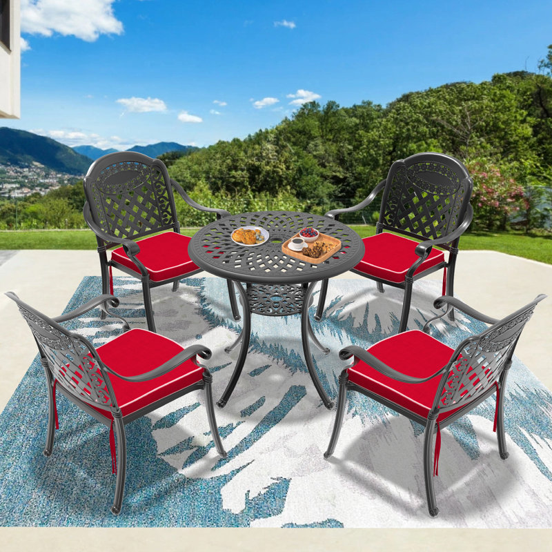 Ensemble de salle à manger rond pour patio 4 personnes 30,71 po avec trou pour parasol, 4 chaises empilables avec coussins rouges