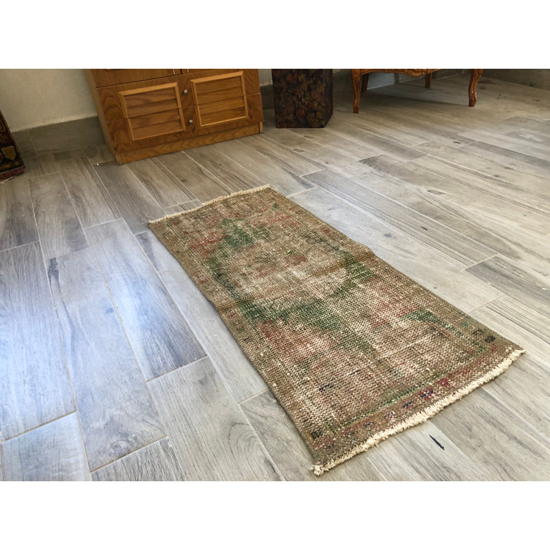 Tapis rétro vert Oushak: petit décor de bureau éclectique bohémien avec des accents orientaux naturels