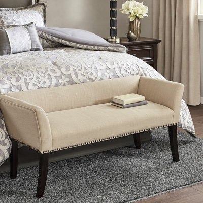 Banc d'appoint moderne brun clair, bois massif et contreplaqué pour un siège de style élégant avec des éléments, un dossier bas, des accoudoirs évasés, une splendide chambre à coucher à garniture cloutée en bronze