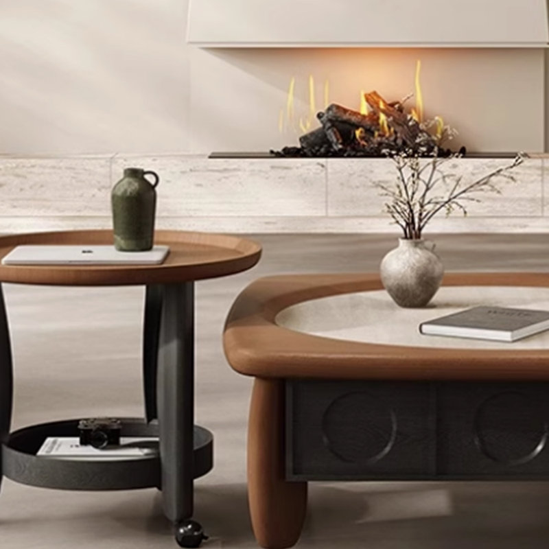Table basse au design rétro et aux couleurs contrastantes