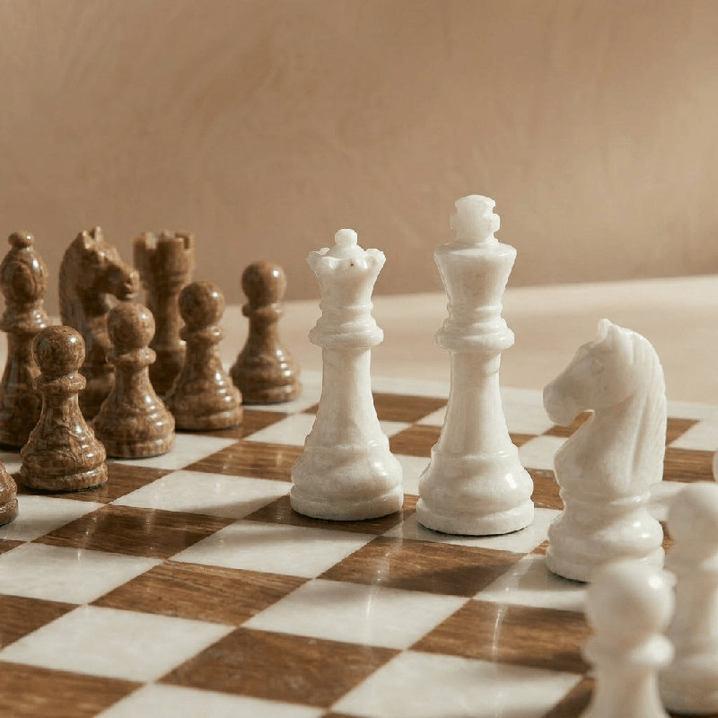 Ensemble d'échecs vintage en marbre avec étui de rangement par Marble Cultures, Blanc / brun