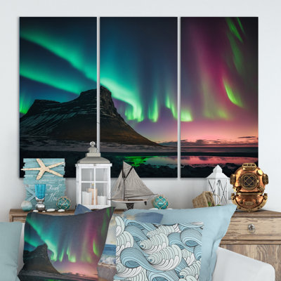 Aurore boréale, belles vagues dansantes de lumière I - paysage de montagnes, ensemble d'art mural sur toile