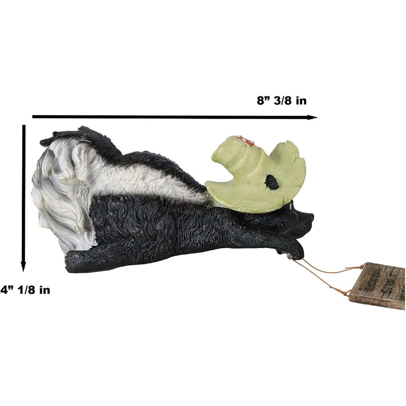 Figurine Trinx rustique de la faune Hillbilly avec chapeau et hydromel tenant une affiche «Ivre comme moufette ou ivre puant»