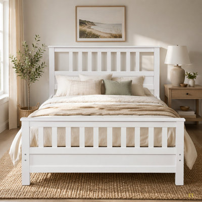 Lit plateforme en bois avec tête et pied de lit en bois