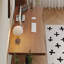Bureau rectangulaire brun en bois massif à hauteur réglable-108431539