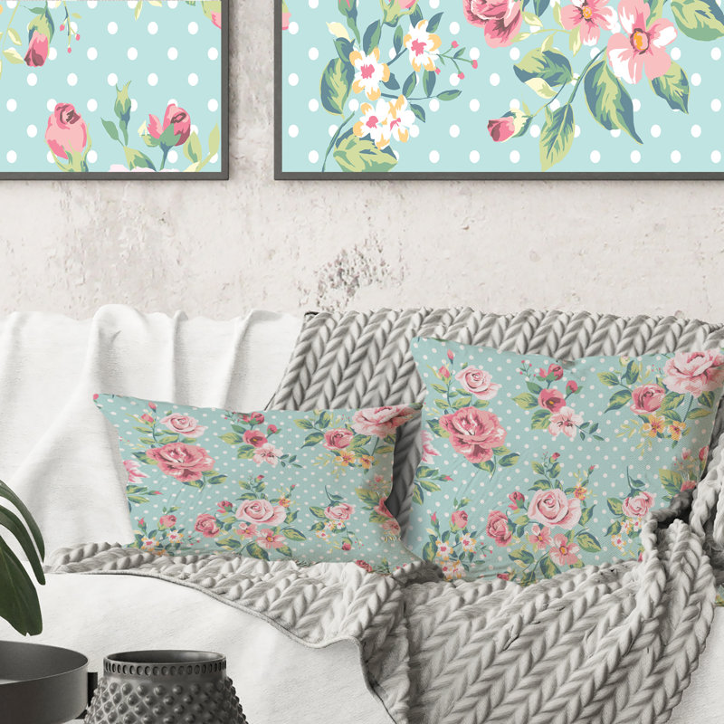 Coussin décoratif rétro à motif de roses roses sur fond bleu clair