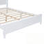 Grand lit plateforme en bois avec pieds robustes