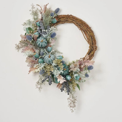 Automne sur la côte - Citrouille bleu sarcelle, feuilles de chêne, gousses de pavot et couronne de porte asymétrique d'automne