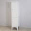 Armoire autoportante haute et étroite avec deux portes à volets, offrant beaucoup de rangement pour l'espace - économie et décoration intérieure moderne