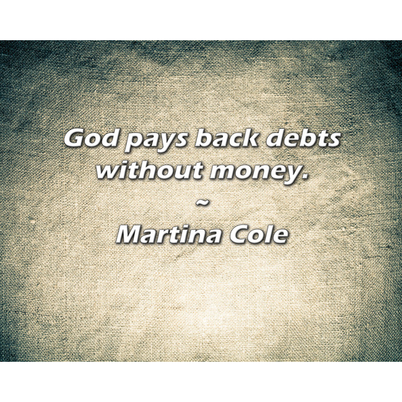 Citation artistique «Dieu rembourse ses créances sans argent». Toile tendue par Martina Cole, H 24 po x l 17 po