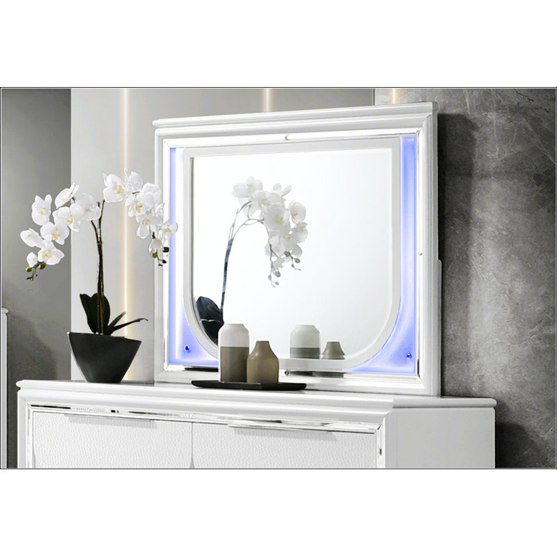 Miroir exquis avec éclairage à DEL, offrant un design moderne et élégant pour une ambiance relaxante et sophistiquée.