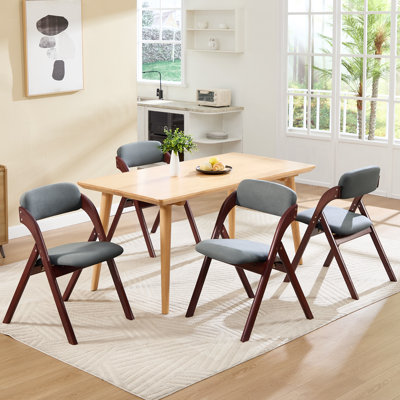 Chaises de bistro pliantes élégamment conçues avec des dossiers en bois et des sièges rembourrés moelleux - parfaites pour les cuisines, les mariages et les pique-niques