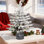 Sapin de Noël artificiel en flocons pré-éclairé en pot.