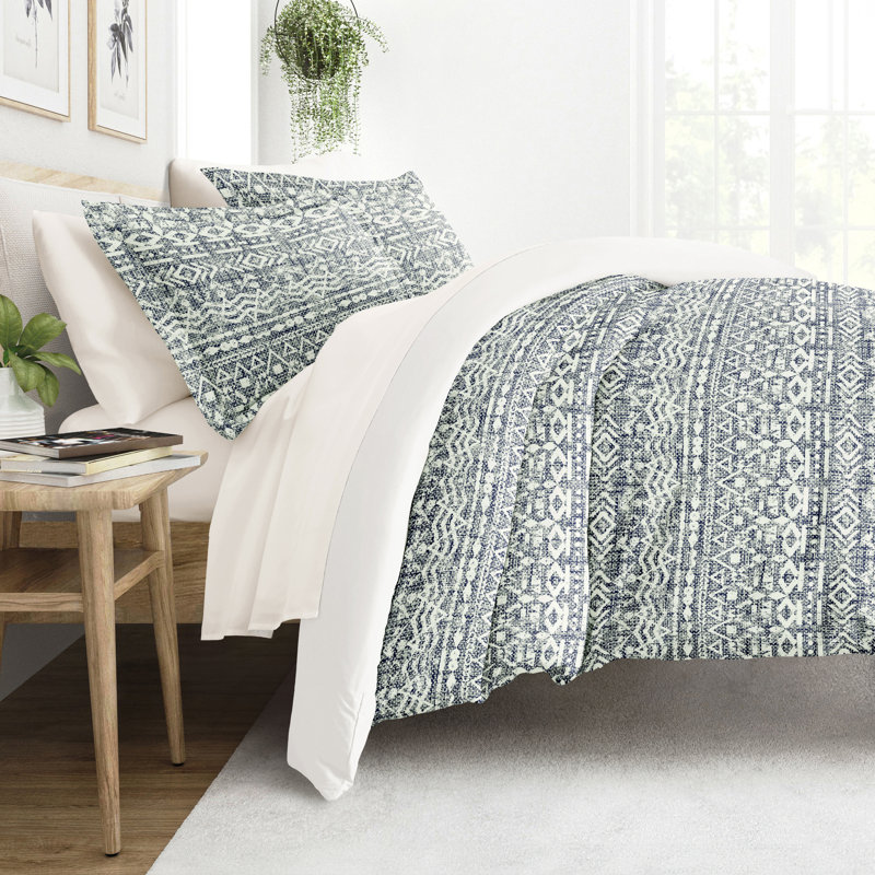8-Piece Reversible Bedding Bundle - Patterned Duvet Cover, Comforter Insert and Solid Sheet Set, Queen Bedding Bundle