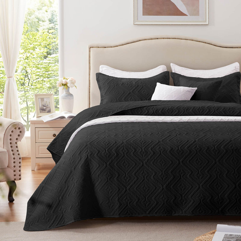 3-Piece King Size Quilt Set - Lightweight Microfiber Bedspread & 2 Pillow Shams, Black Checkered Floral Pattern, Oversized 98x106 Inches, All-Season Bed Cover