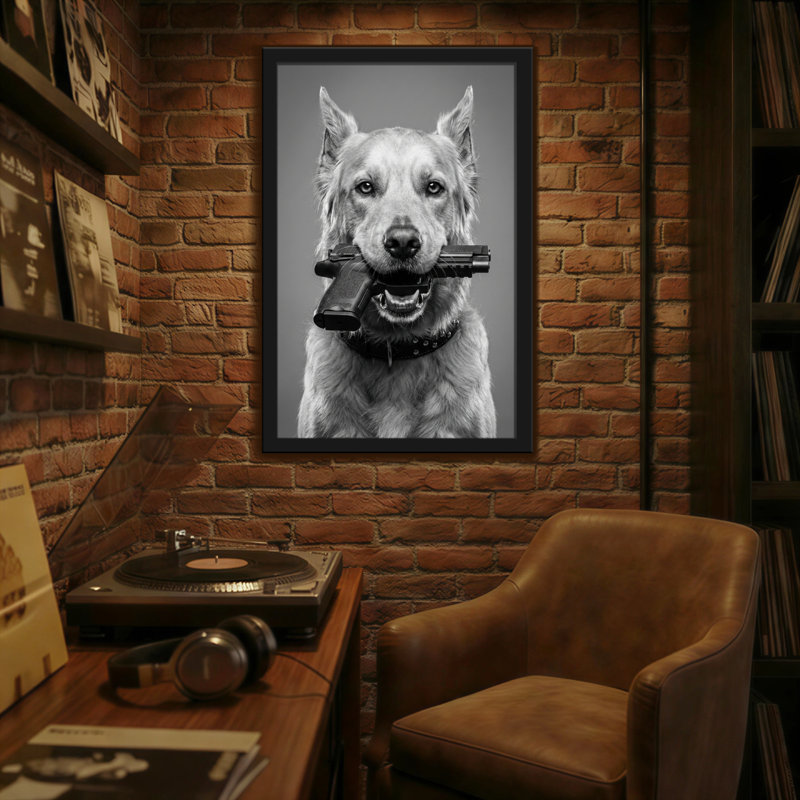 Animaux, chien tenant un pistolet dans la bouche, portrait en noir et blanc, H 36 po x l 24 po