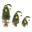 Sapins de Noël fantaisie en 3 parties, à cime incurvée, ornés de décorations dorées, de motifs en pain d'épice et de bases en toile de jute
