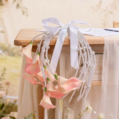 Bouquet de lys Calla artificiel avec chaîne de perles pour le mariage, photographie de bouquet de mariée en cascade et décoration florale élégante à la main, idéal pour la décoration d'Halloween, décorations de Noël, cadeaux de Noël pour la maison