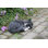 Statue de chat tigré couché et endormi