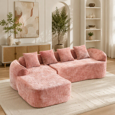 Canapé en L rose compressé en forme de L qui s'agence bien avec n'importe quel salon. Il est doté d'une éponge hautement élastique pour une assise confortable, d'accoudoirs courbés et de quatre coussins décoratifs.
