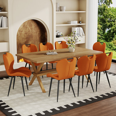 Ensemble de table et de chaises. Bureau de 71 po x 35,4 po en bois aggloméré avec table de salle à manger en X. Comprend 8 chaises de salle à manger en tissu orange avec poignée intégrée. Cadre en métal noir.