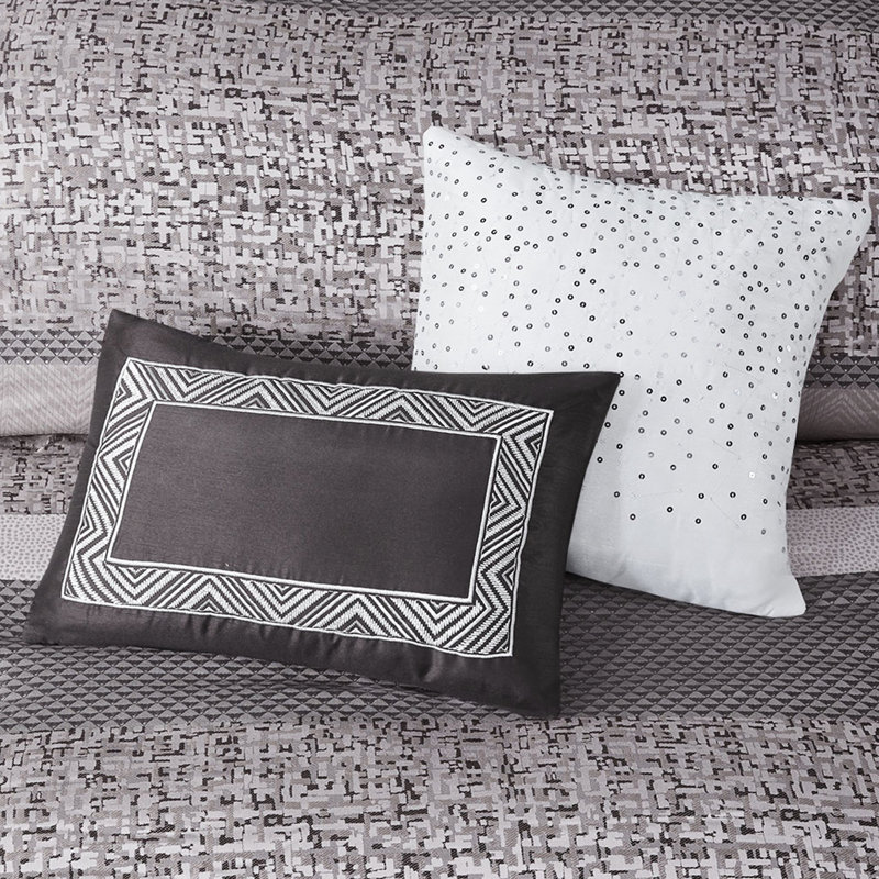 Ensemble de couette 7 pièces pour lit Queen. Gris/taupe. Comprend une couette, 2 taies d'oreiller, 3 coussins décoratifs et 1 cache-sommier. Entretien facile avec un linge brun uni lavable à la machine.