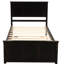 Lit plateforme simple dans un espace sombre avec lit gigogne pratique et transportable-1768774723