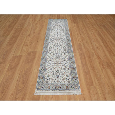 Tapis de couloir oriental blanc neige 2 pi 8 po x 10 pi 3 po, 250 KPSI, velours doux, Nain avec motif intégral, laine et soie
