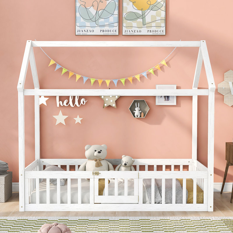 Lit en bois en forme de maison avec clÃ´ture et porte pour la sÃ©curitÃ© et le plaisir
