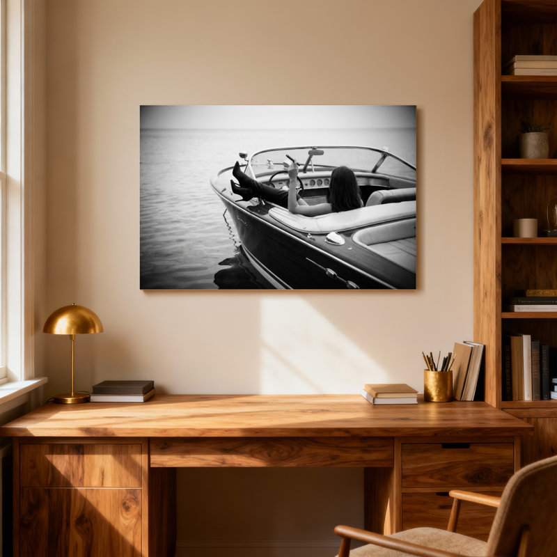 Scène de bateau en noir et blanc avec femme relaxante, H 24 po x l 36 po