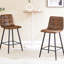 Deux chaises de bar en tissu brun, motif à carreaux, structure stable, pieds en métal noir, siège incurvé ergonomique à barres, pieds