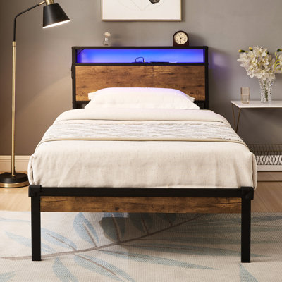 Lit plateforme simple avec lumières à DEL, tête de lit en bois, télécommande, rangement, sans sommier, installation simple, éclairage de charge de 400 lb,