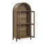 Une armoire de rangement arquée haute avec une lampe-2104173544
