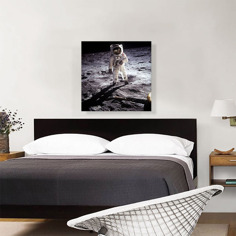 John Young Moonwalks, astronaute de la NASA américaine, reproduction de photo sur toile tendue, H 26 po x l 26 po x P 0,75 po