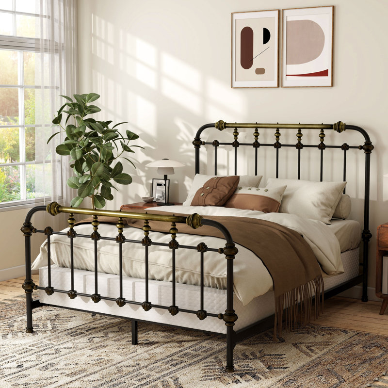 Grand lit en métal de style transitionnel, finition noire antique, accents dorés brossés à la main, 7 broches, thermolaqué pour le décor de la chambre à coucher