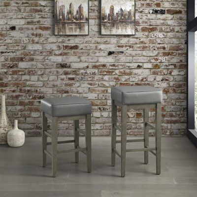 Ensemble de 2 tabourets de comptoir de 24 po en similicuir transitionnel gris, structure en bois massif au fini gris antique
